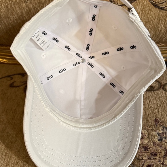 ALO Yoga Kids Classic White Hat - Picture 4 of 9